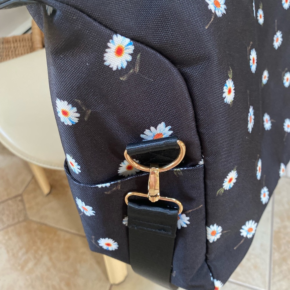 Alice & Olive Travel Daisy Print Duffle Bag Overnight - Picture 10 of 14
